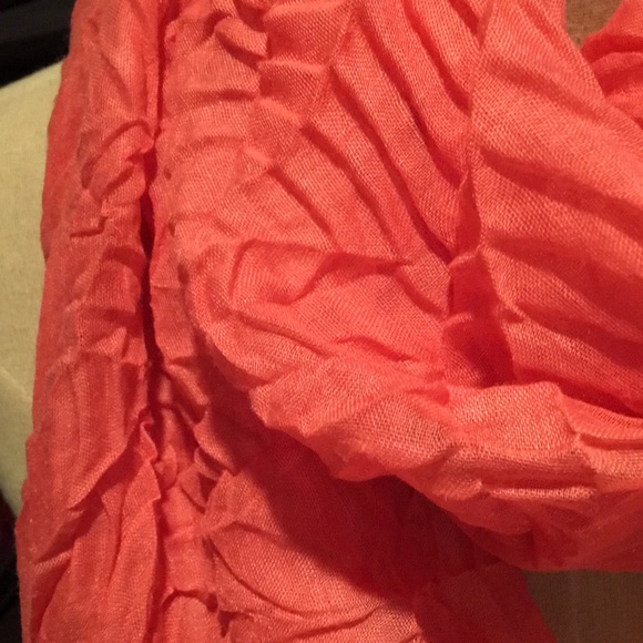 ❤️3/$25❤️ Textural Coral Crinkle Scarf 🧣 - Picture 2 of 3